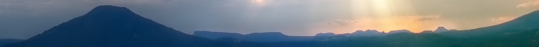 Vlevo Růžovský vrch známý z obrazů Caspara Davida Friedricha, vlevo uprostřed Grosser Zschirnstein a Kleiner Zschirnstein, vpravo uprostřed malý Pfaffenstein, dále seskupené Gorisch, Papstein, malý skalní vrcholek Zirkelsteinu, vpravo stolová hora Lillienstein, za ní skalní pevnost Königstein, úplně vpravo začíná hlavní hřeben Českosaského Švýcarska s Pravčickou bránou